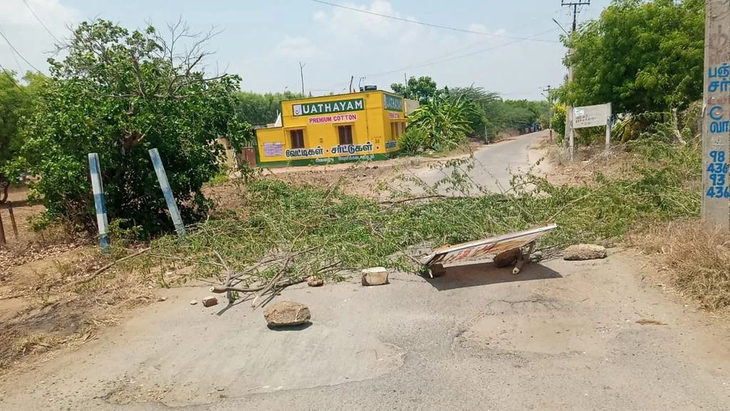 Ambulance worker spreading corona ... Karur sad!